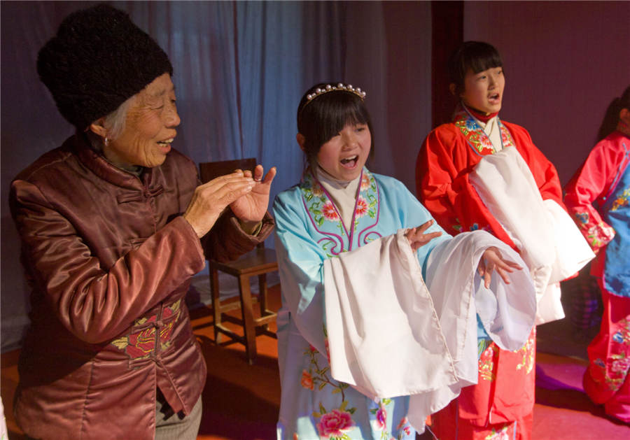 Preserving Erjiaxian opera in Hua county