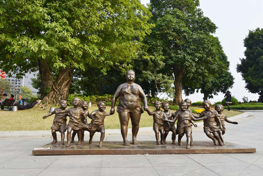 Large women brighten life in Guangzhou