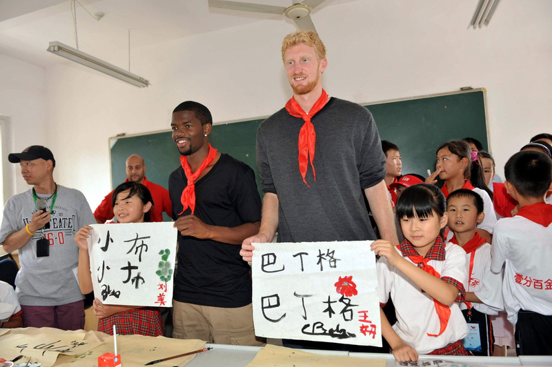 Foreign celebrities try their hands at calligraphy