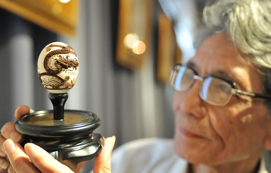 Handicraftsman shows skill of lacquer thread sculpture