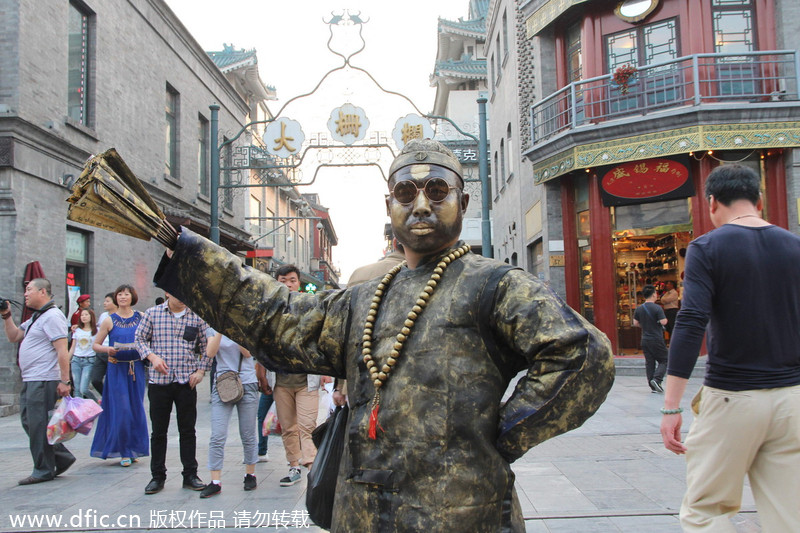 Living statues of old Beijingers appear