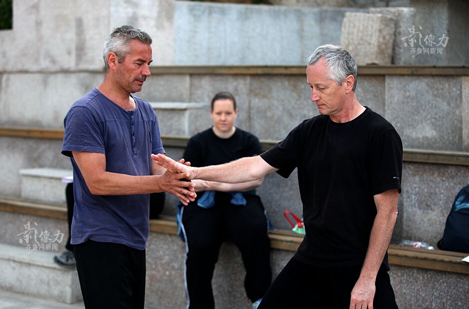 Foreigners train with tai chi masters in Shandong