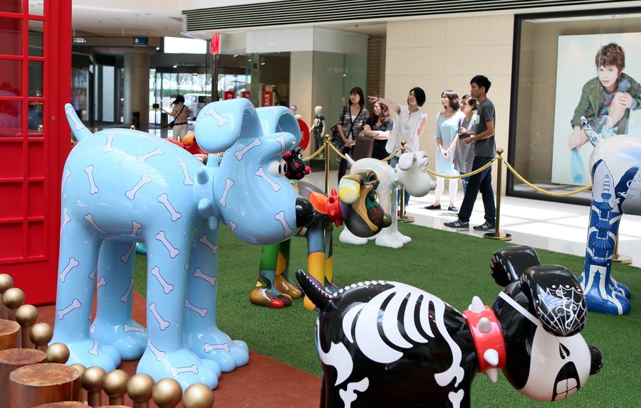 Dog sculptures debut in Hong Kong