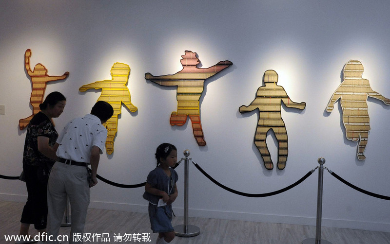 US artist makes Shanghai debut with crayon art