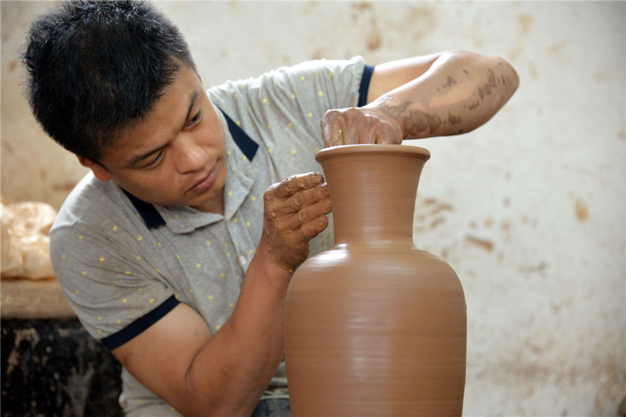 Black pottery art shines in Guantao