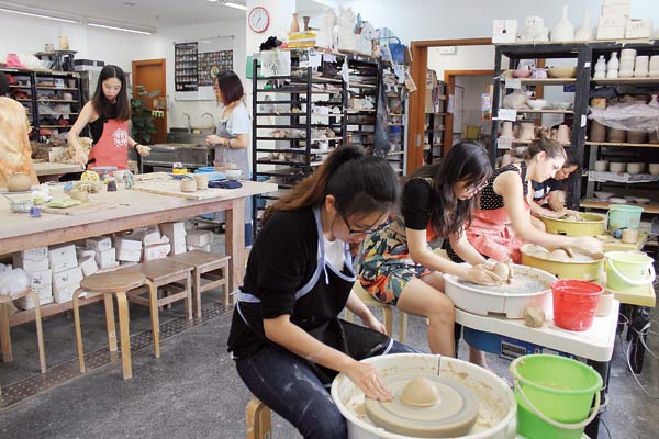 Shanghai workshop molds pottery artists