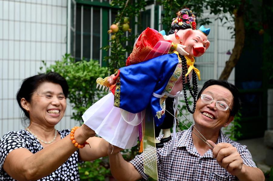 Couples in Shandong preserving puppetry