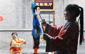 Couples in Shandong preserving puppetry