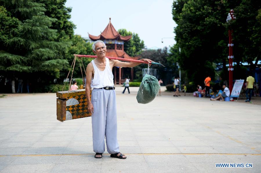 A puppeteer and his puppet performance life