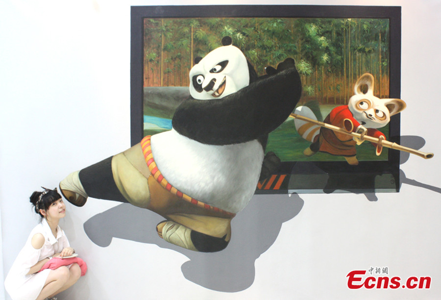 E China's city holds first 3D painting exhibition