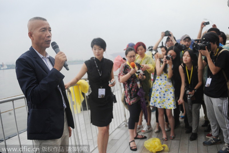 Artist wows Shanghai with display of day-time fireworks