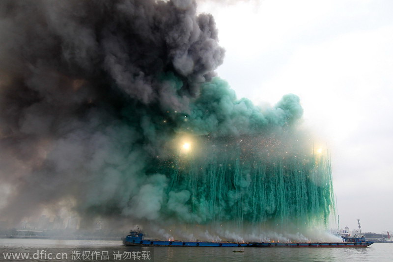 Artist wows Shanghai with display of day-time fireworks