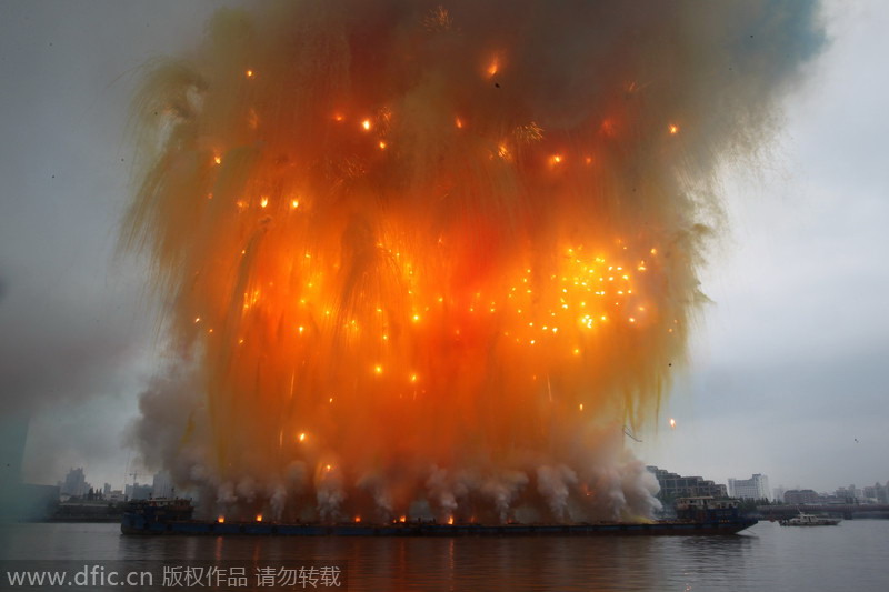 Artist wows Shanghai with display of day-time fireworks