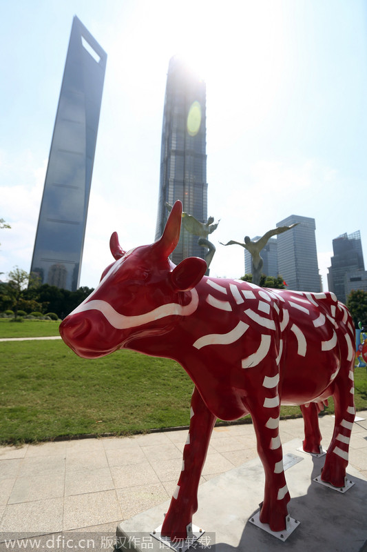 Artistic cow sculptures decorate Shanghai