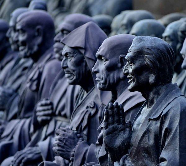 Former PLA pilot creates Silk Road statues for Italy