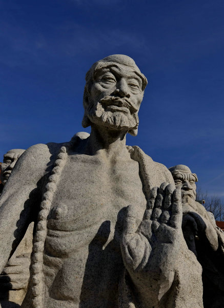 Former PLA pilot creates Silk Road statues for Italy