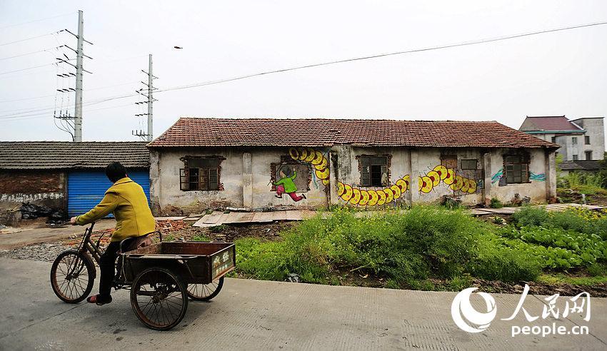 French street artist beautifies cottages in Shanghai