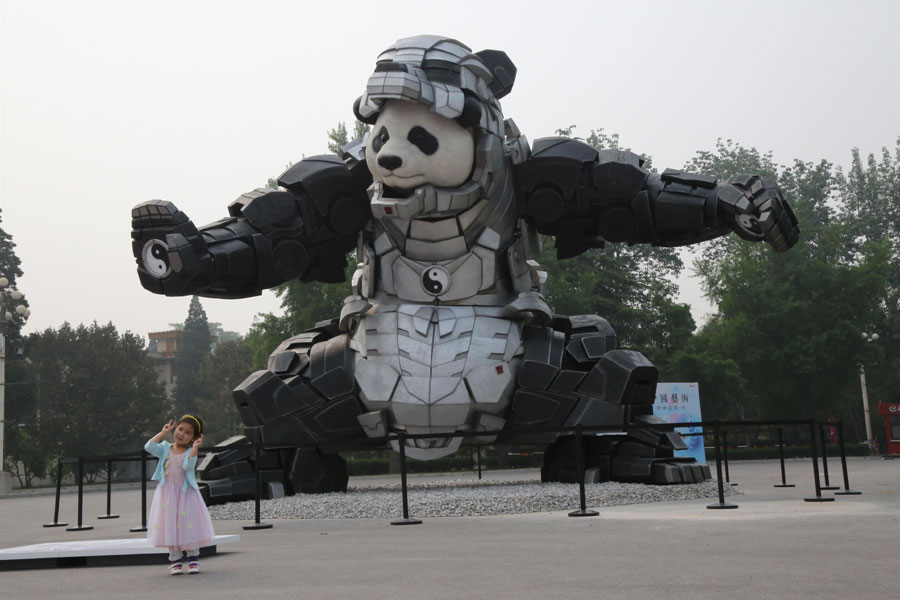 Global galleries display works at the 2015 Art Beijing expo