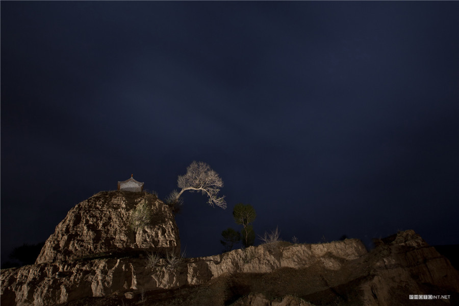 Photographer captures Great Wall at night