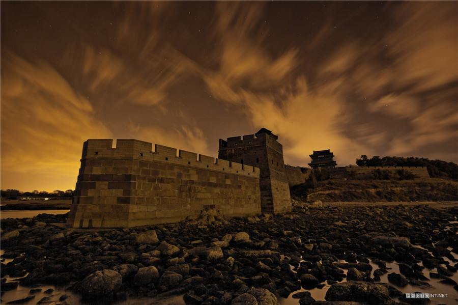 Photographer captures Great Wall at night