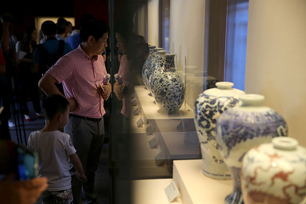 Palace Museum presents large-scale porcelain show