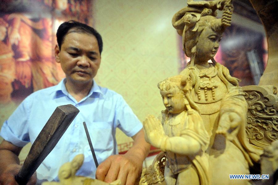 Wood art show held in Fujian