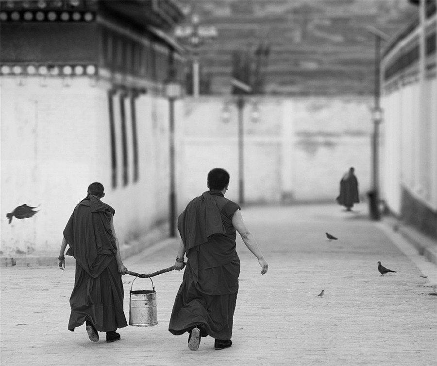 Stunning images of devout Tibetan Buddhist pilgrims