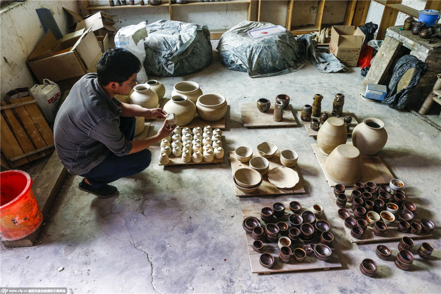 Pottery artists mold their dreams at Jingdezhen