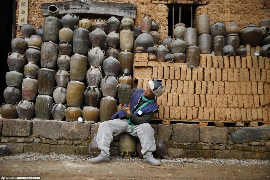 Pottery artists mold their dreams at Jingdezhen