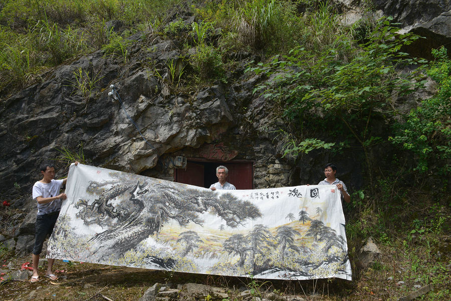 Artist paints in cave studio for 30 years