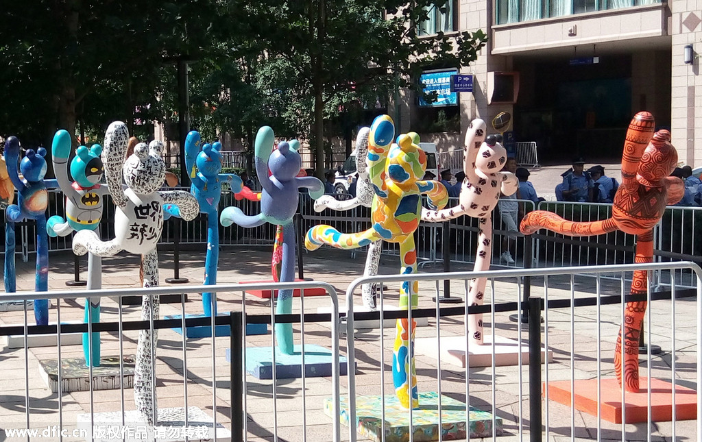 Dancing cat statues adorn Beijing street