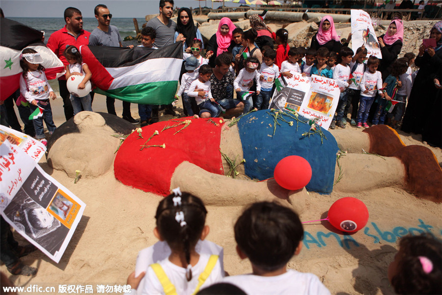 Artist creates sand sculpture depicting drowned Syrian boy