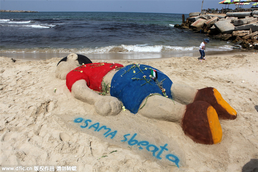 Artist creates sand sculpture depicting drowned Syrian boy