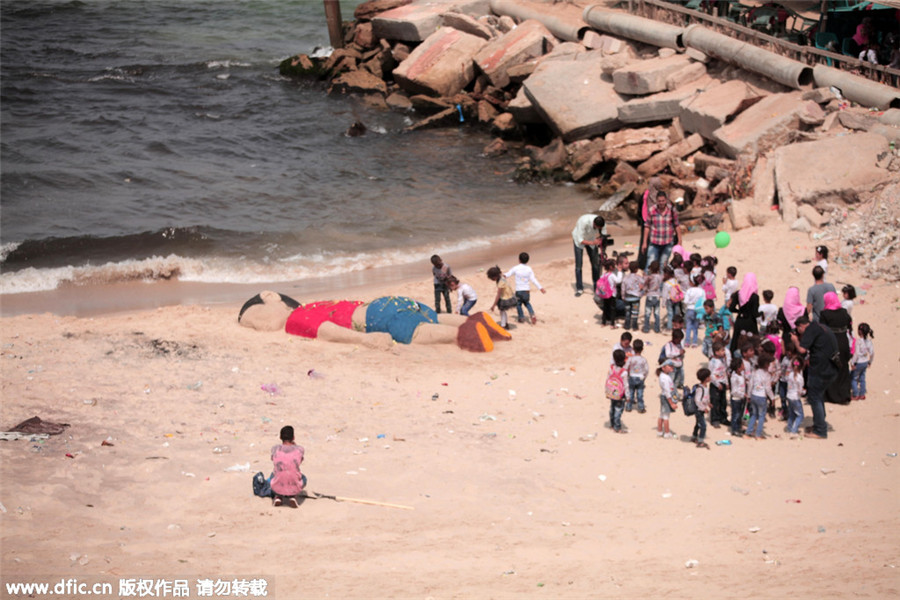 Artist creates sand sculpture depicting drowned Syrian boy