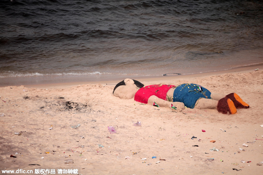 Artist creates sand sculpture depicting drowned Syrian boy