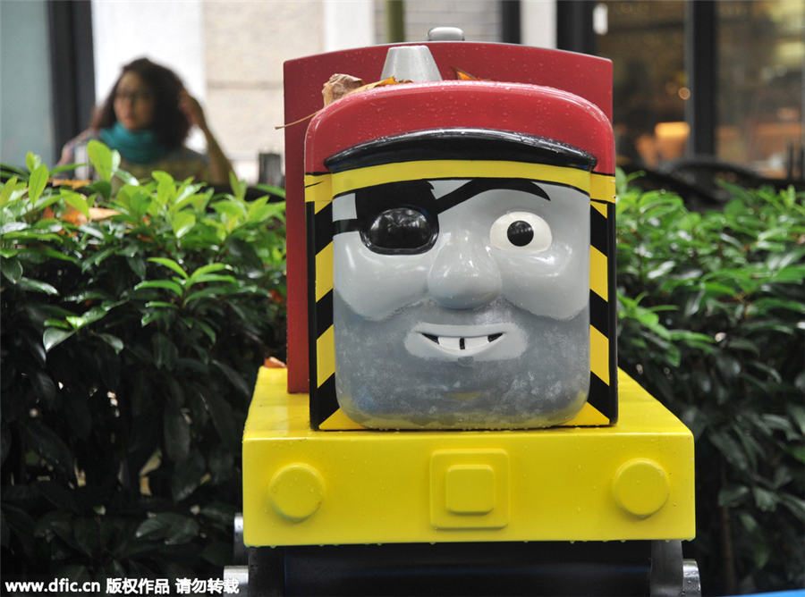 Thomas the Tank Engine captures Shanghai street