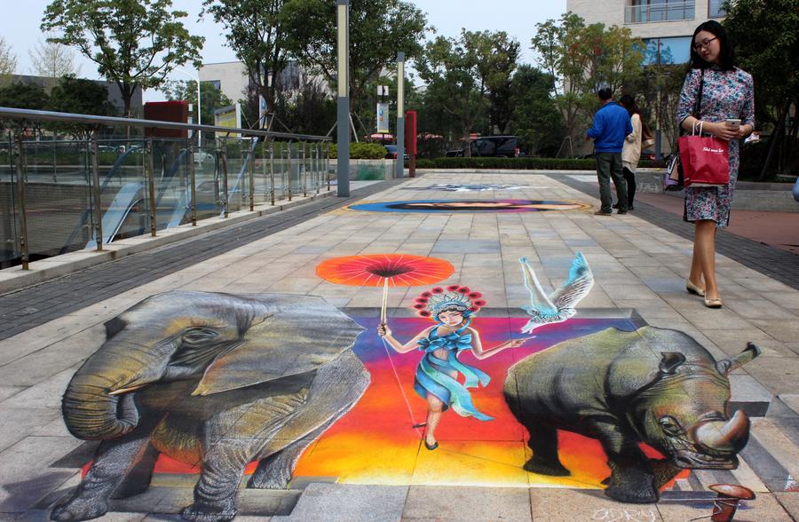 Artist creates 3D pastel work in E China