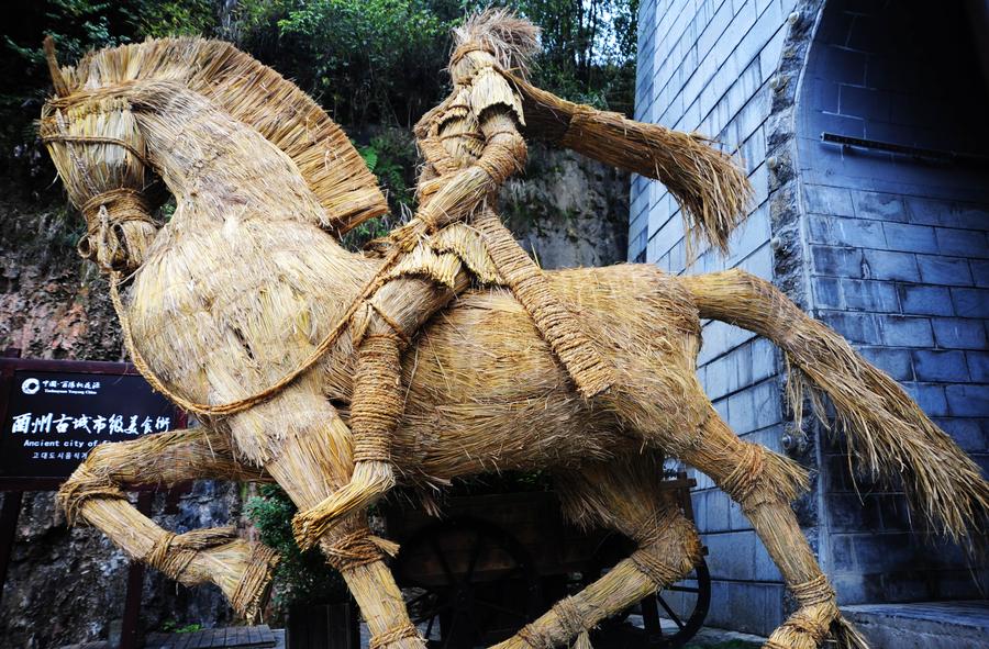 Straw art festival held in Chongqing