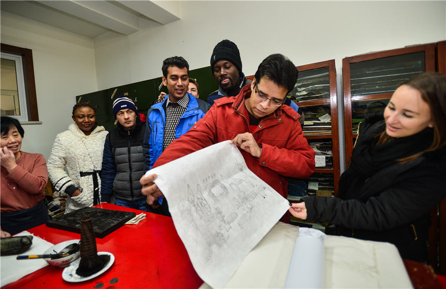 MIT students savor Chinese woodblock art in Tianjin