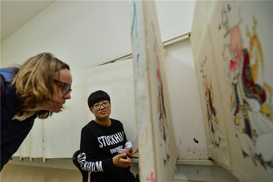 MIT students savor Chinese woodblock art in Tianjin