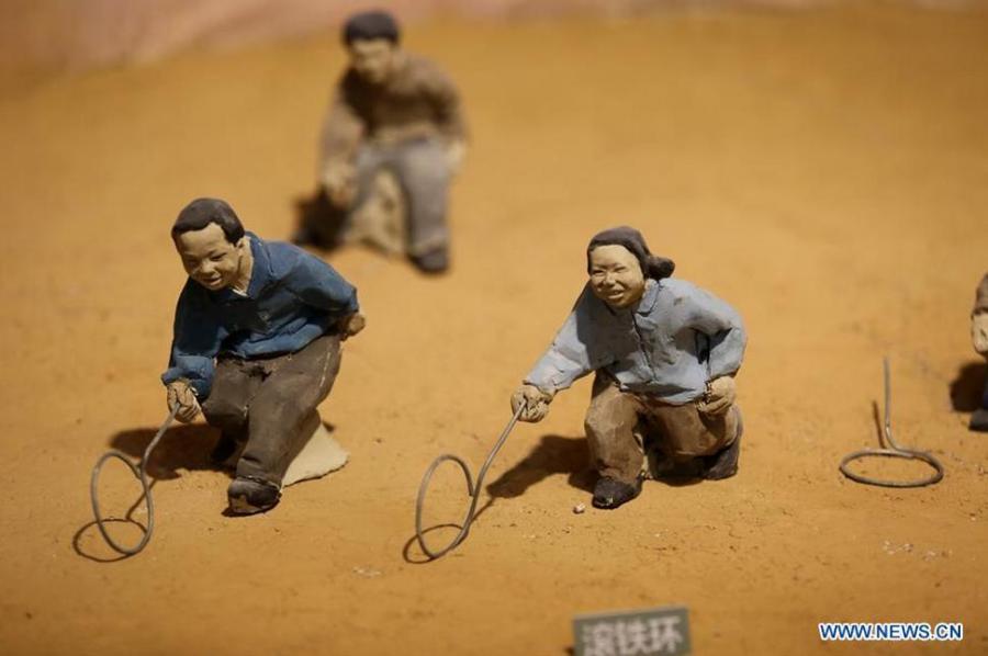Clay sculptures about rural life exhibited in Linyi