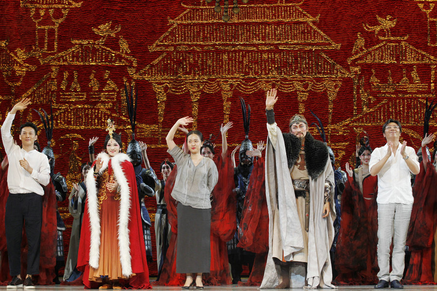 Historical dance drama wows Beijing