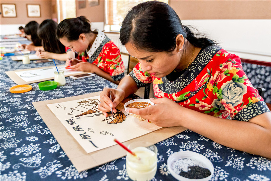 Grain art relieves poverty in Hebei village