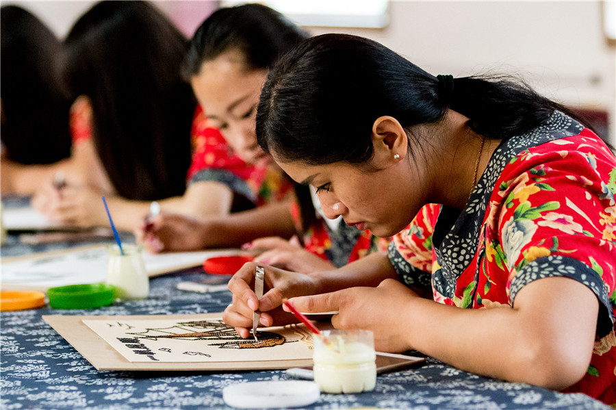 Grain art relieves poverty in Hebei village