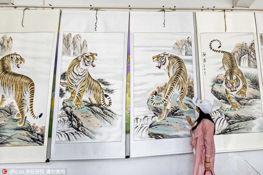 Villagers in Henan dedicated to tiger paintings