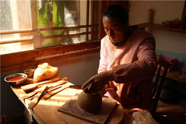 Tibetan craftsmen turn Yunnan village into pottery hub