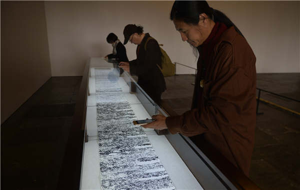 Ink artist shows 'chaos calligraphy' during exhibition