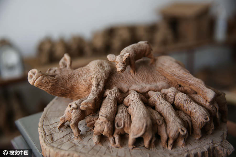 Artist in Xi'an keen on making clay sculptures