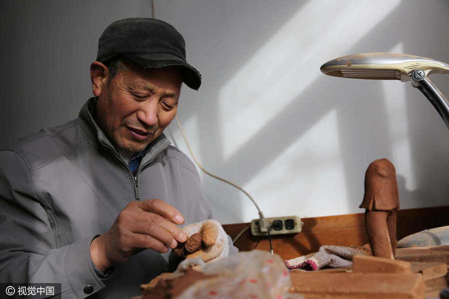 Artist in Xi'an keen on making clay sculptures