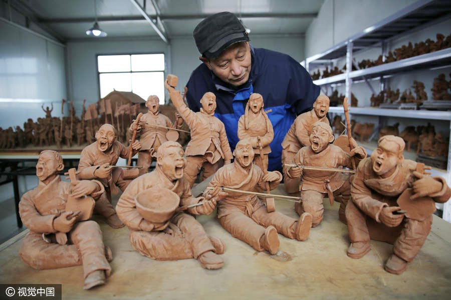 Artist in Xi'an keen on making clay sculptures
